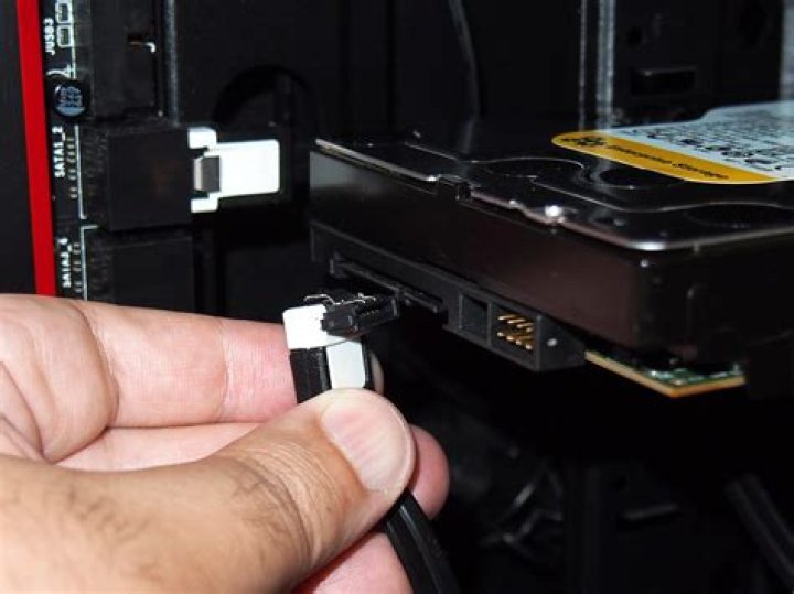 Can I connect and disconnect a SATA harddrive while my computer is running?