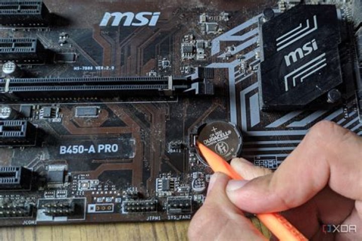 Do modern laptops with non-removable battery still retain the CMOS battery?
