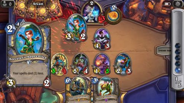 How are basic decks built in Hearthstone?
