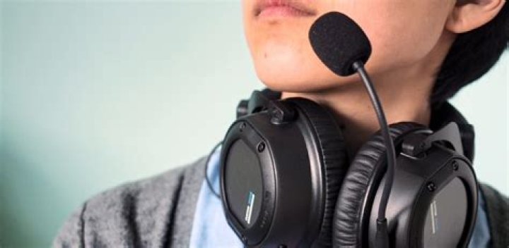 How do I use a Kinect as a mic while using headphones?