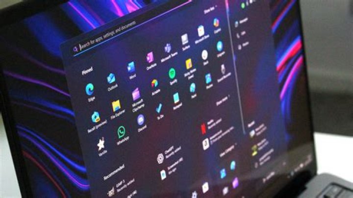 How does windows (11) two way mirrored storage spaces work exactly?