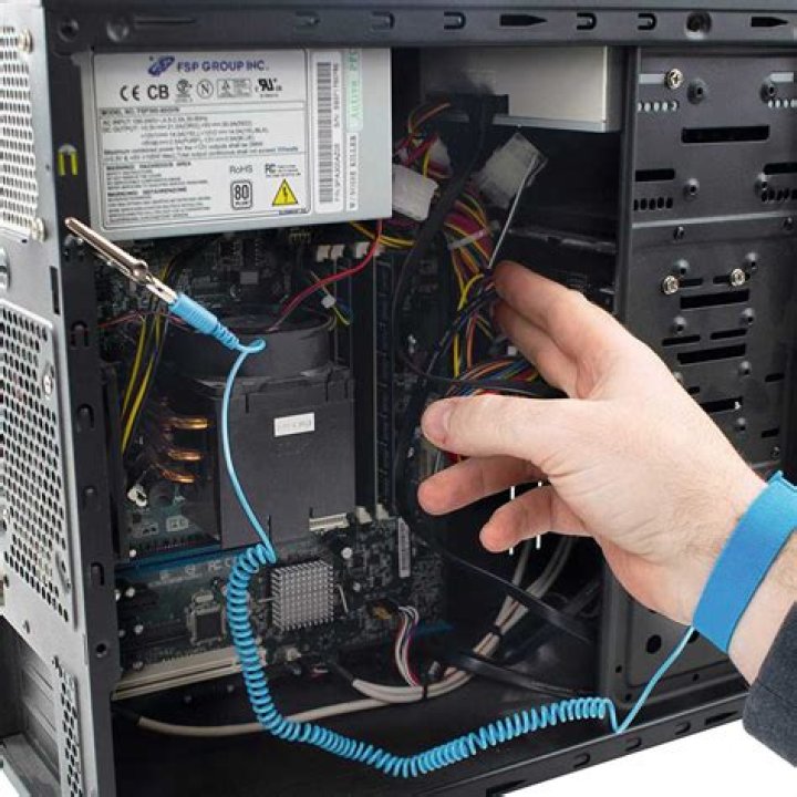 How to properly use an antistatic wrist strap when working on a desktop PC?