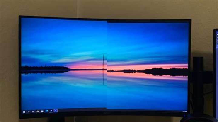 Monitor screen vertically split in half