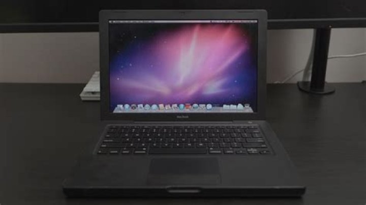 No internet despite being able to connect to network / 16.04 LTS / 2008 Black Macbook (Blackbook)