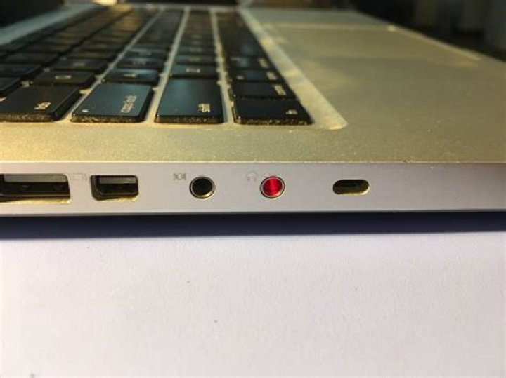 No sound out of MacBook speakers & red LED in headphone jack