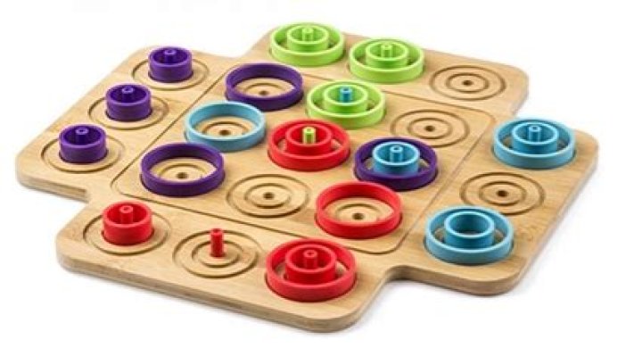 Optimal strategy for tic-tac-toe-like game 
