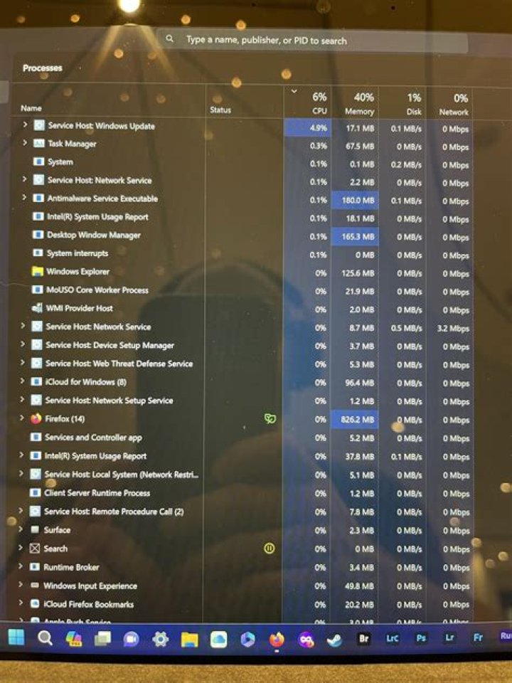 Outlook seems to be running but it doesn't open, I can't see it.
