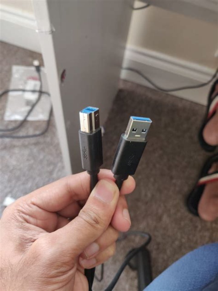 USB 3.0 cable to connect laptop with extra monitor