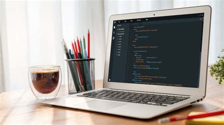 What are the differences between char literals '\n' and '\r' in Java?
